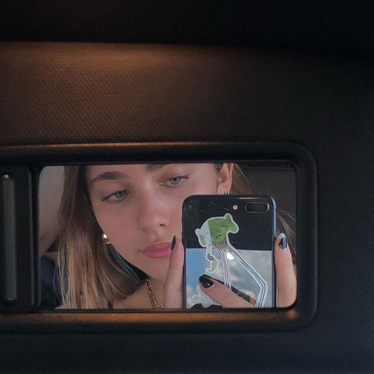 Девушка в зеркале машины. Улыбка в зеркало машины. Отражение девушки в зеркале машины. Блондинка за рулем. Девушки красится в зеркале машины машины.