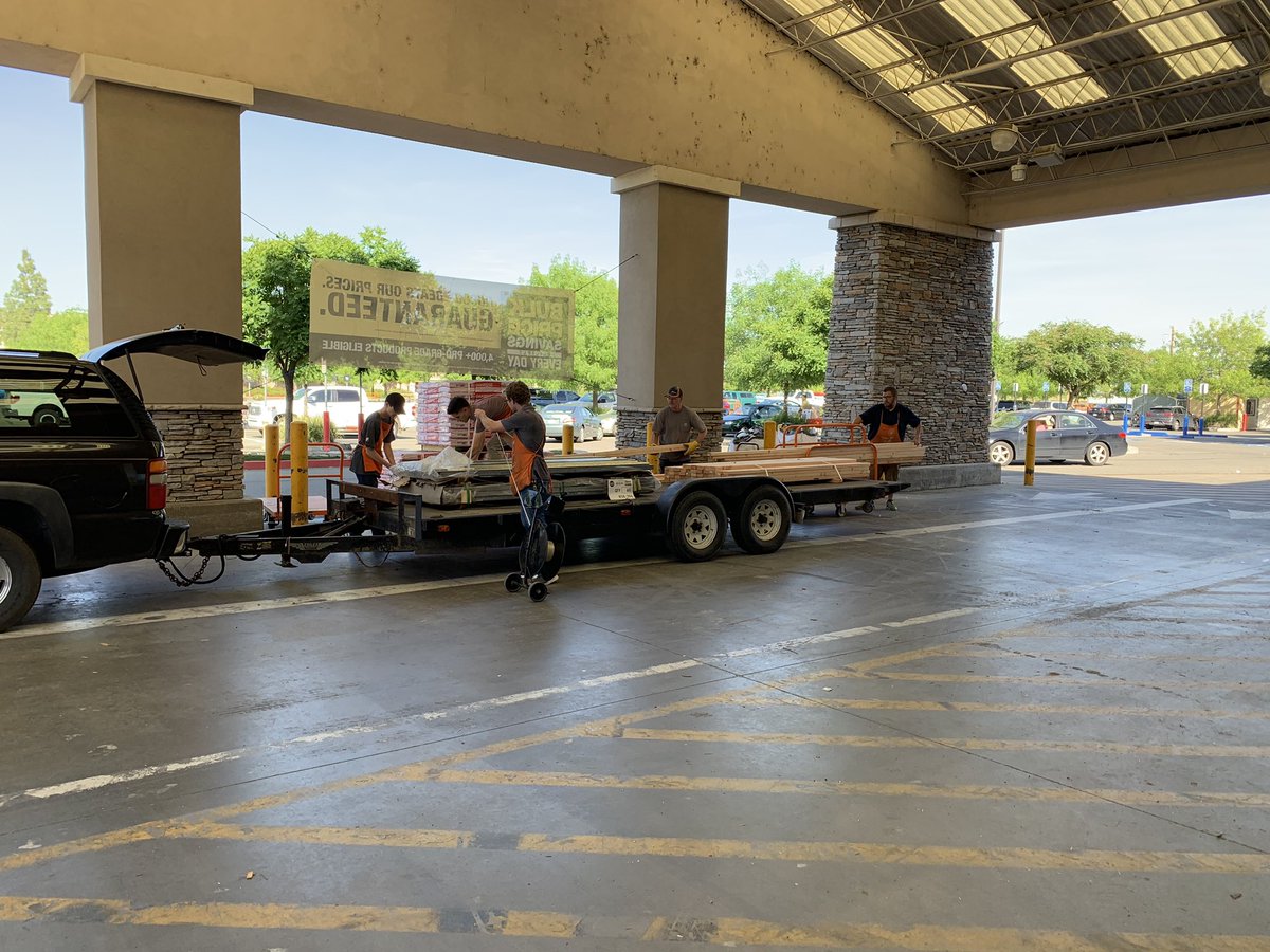 No better feeling than walking outside and seeing your lot/lumber associates teaming up to load a customers trailer!! Awesome job guys 🙌🏼🙌🏼🙌🏼#PacNorthProud #D172Driven #LincolnPride