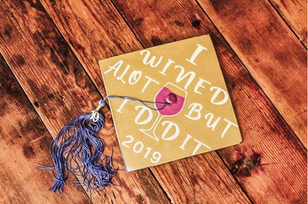 uscutter's tweet photo. Seriously TOO CUTE! Where were these when I graduated? #repost
@lemonspringsvinylqueens
Grad Caps π
#classof2019 #graduationpictures #gradcap #wine #adobeillustrator #uscutter #siserhtv #sisereasyweed #graphicdesign https://t.co/syoRHirS5y