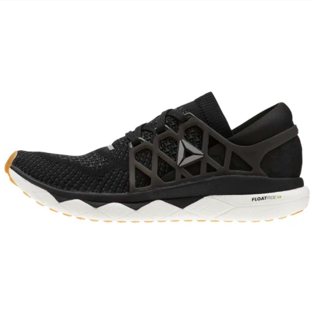 CreativaBurbuja's tweet photo. Cada parte de esta zapatilla de running ha sido diseñada para reducir el riesgo de irritación, fricción y cualquier otra cosa que pueda interponerse entre ti y la línea de meta. #Floatride #Reebok 🖤🔝 https://t.co/uWXPzrtM1g