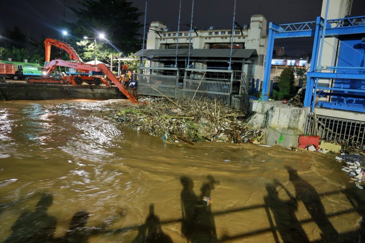 aniesbaswedan's tweet photo. Kemarin volume sampah mencapai lebih dari 170 ton hanya dalam kurun waktu kurang dari 12 jam saja. Pasukan oranye @upk_badanair Dinas LH bekerja terus nonstop sejak pagi hingga malam mengangkut sampah, agar tidak menganggu aliran air.

https://t.co/G0IdeL1JtQ https://t.co/HdXZY67D4E