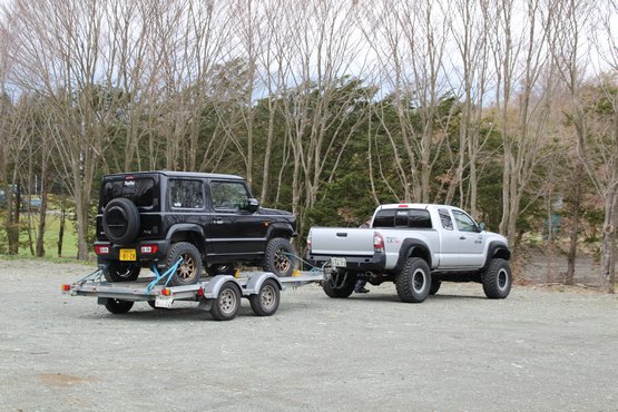 二階堂 裕 ジムニー缶詰撮影会で 積車で来る人もいるが トップフラッグのようにトレーラーで運ぶ 人もいます 2軸で重いので 牽引免許はいるのですが トレーラーは初期購入価格 維持費も安い 置く場所に困らない ピックアップトラックで トレーラーに