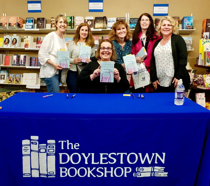 Great night with author @SEEvanovich <a href="/tmolettiere/">Tracey Molettiere</a>