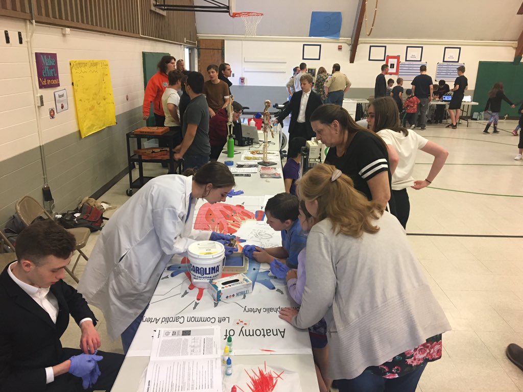 #HS2HOSA members volunteering at the Fir Grove Science Expo tonight teaching about the heart! @HS2huskies <a href="/BeavertonSD/">Beaverton Schools</a> @jeffcrapper14 @OR_CTE_STEM_HSS
