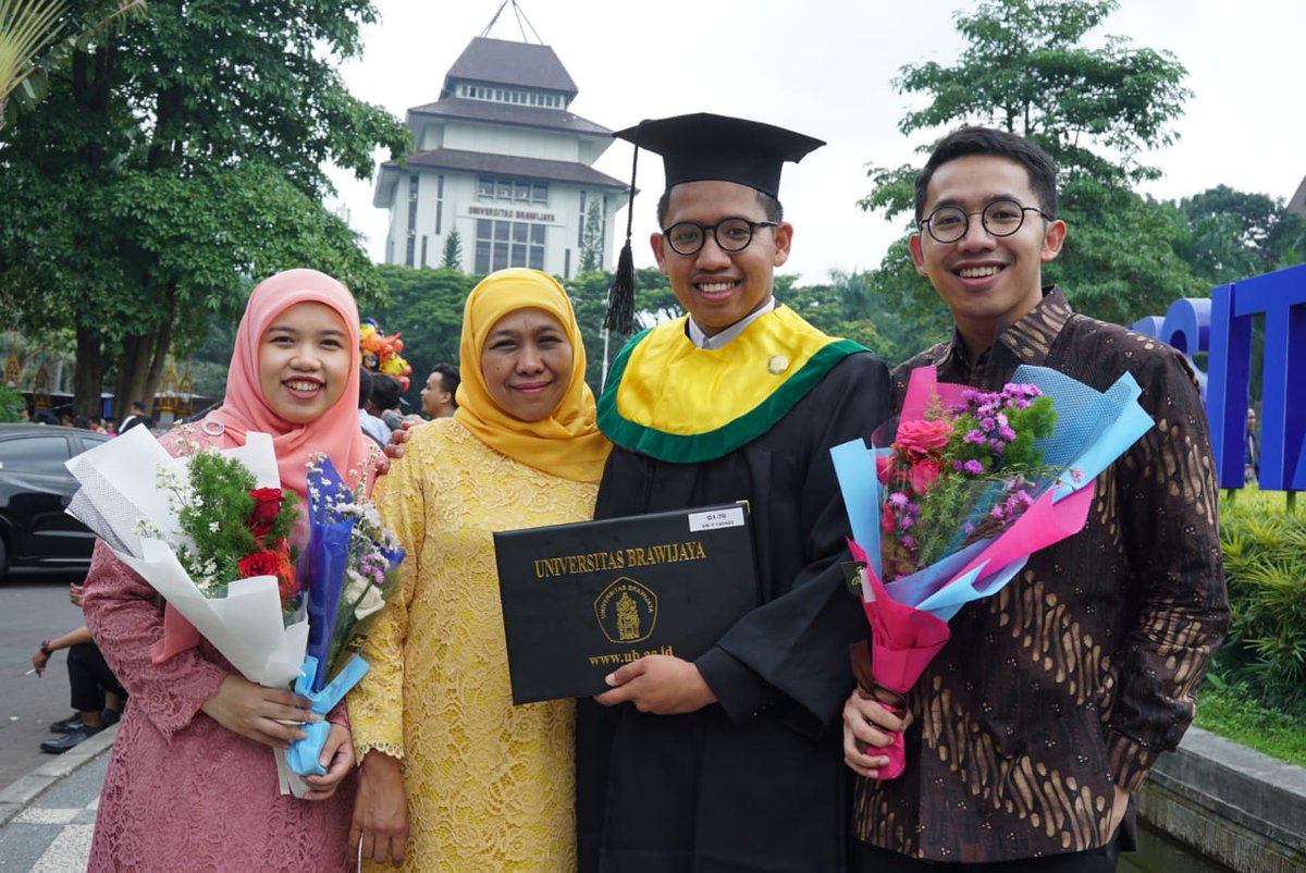 KhofifahIP's tweet photo. Alhamdulillah hari ini putera ketiga saya Yusuf Mannagalli di wisuda di Univ. Brawijaya. Mhn doa smoga ilmunya manfaat barokah.
Anak2ku di jatim ayo jaga semangat belajar, smoga bisa mencari ilmu dan mencapai prestasi setinggi2nya.  Sukses smuanya...smoga manfaat barokah. Aamiiin https://t.co/hAXq0n5tMJ