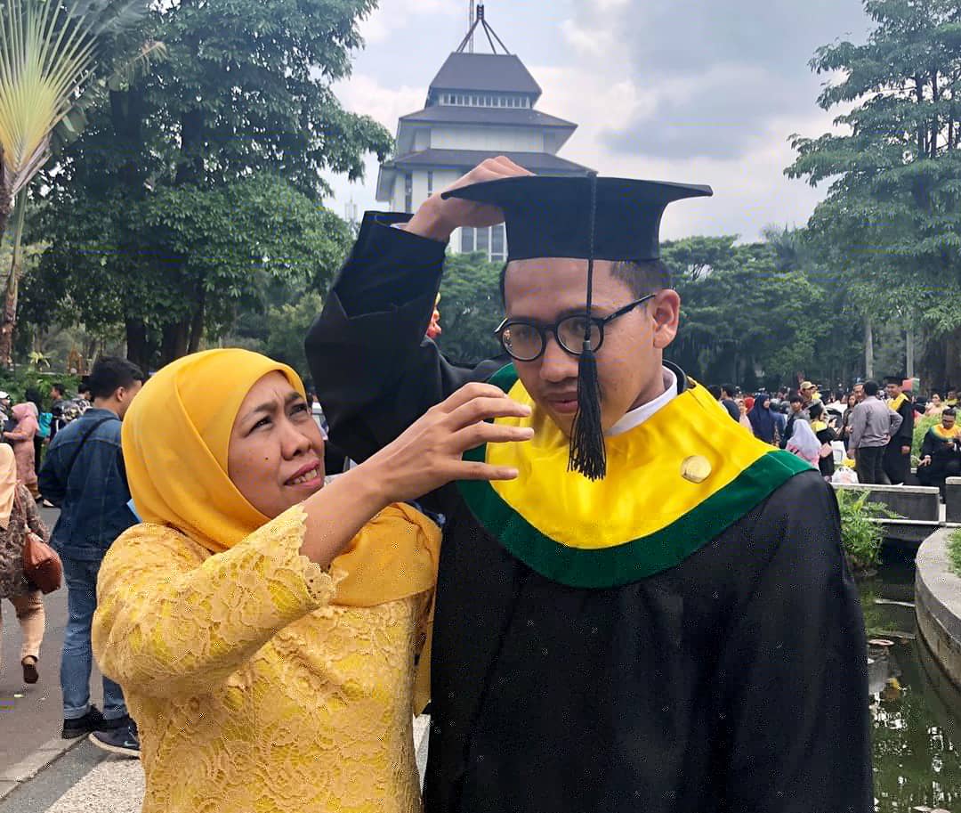 KhofifahIP's tweet photo. Alhamdulillah hari ini putera ketiga saya Yusuf Mannagalli di wisuda di Univ. Brawijaya. Mhn doa smoga ilmunya manfaat barokah.
Anak2ku di jatim ayo jaga semangat belajar, smoga bisa mencari ilmu dan mencapai prestasi setinggi2nya.  Sukses smuanya...smoga manfaat barokah. Aamiiin https://t.co/hAXq0n5tMJ
