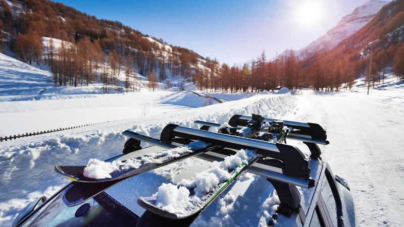 Je snowboard of ski´s met de auto vervoeren met een skidrager, dakkoffer? wintersporteuropa.nl/skidrager-of-d…