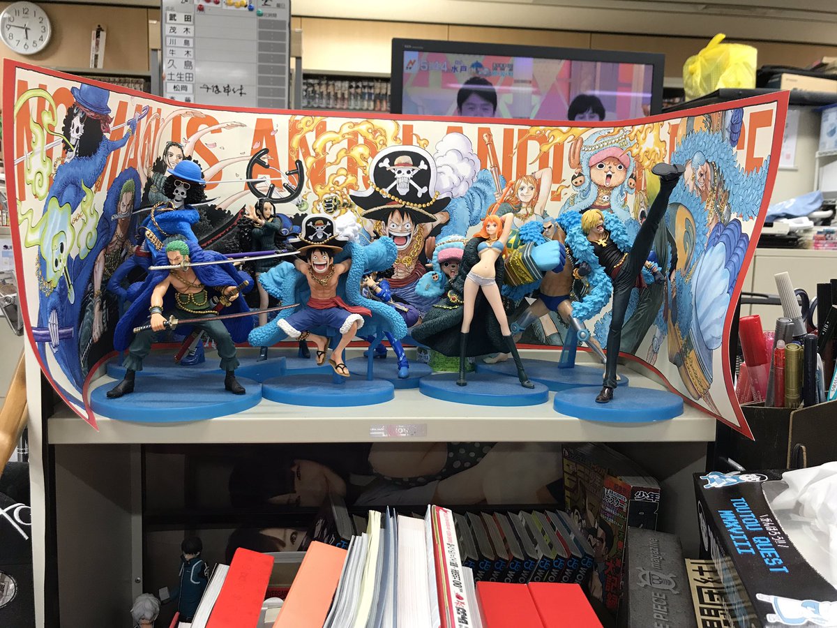 ワンピース マガジン 公式 V Twitter One Piece Magazine1号 3号のロングカラーイラストを元に制作されたフィギュアが並ぶ編集バティの棚