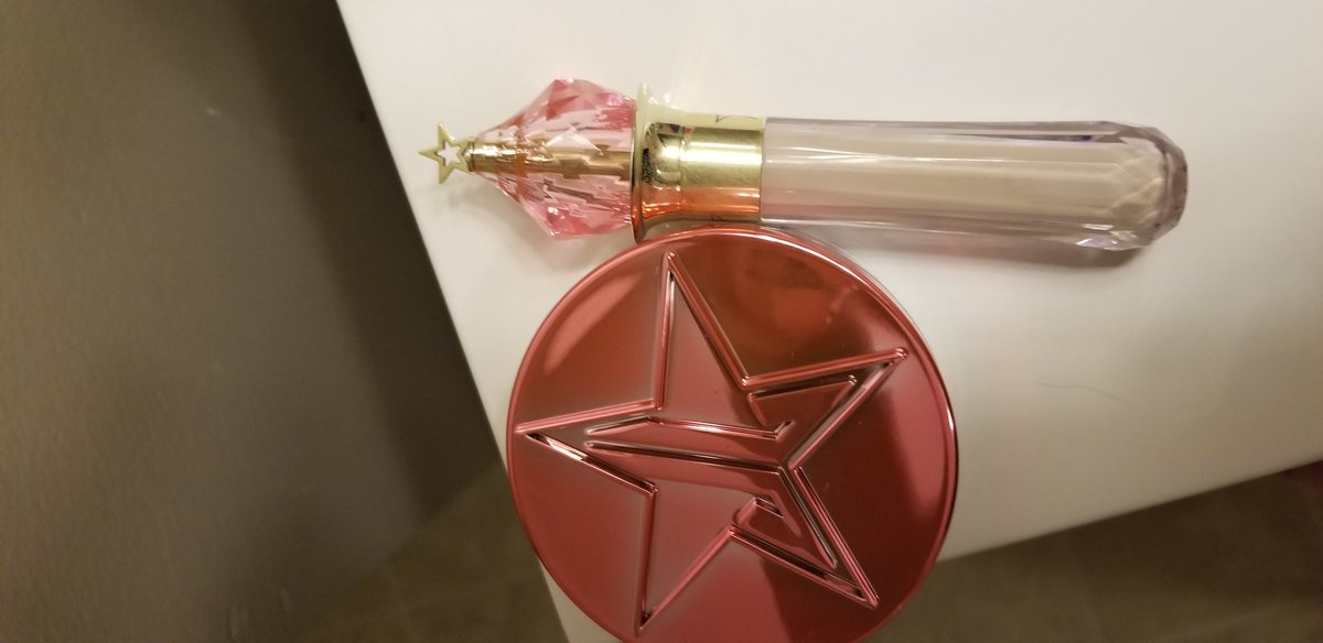 raaee_xox's tweet photo. @JeffreeStar @itsNICKSNIDER  .. cant wait to use this!! I've seen a few with broken stars. Thankfully mine was intact !! I legit would have been in tears if it broke. The packaging is soo cuuuute!! p.s I luuhh you nick ❤ #viewersvoice #heybitches https://t.co/jCKoXG1dz8