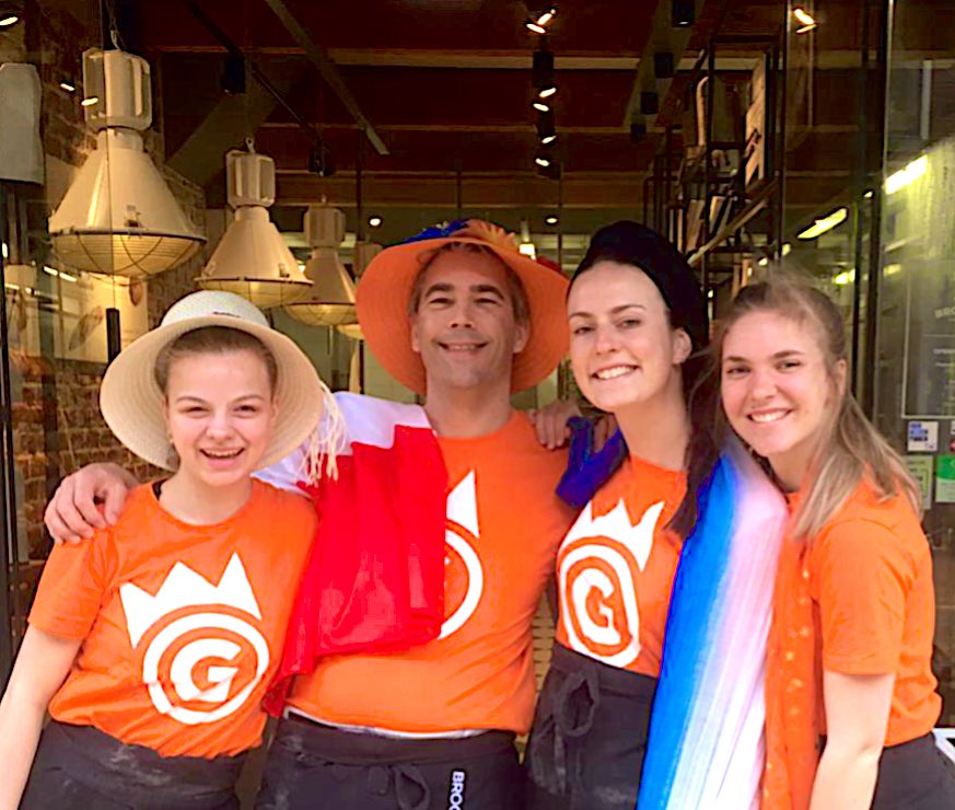 Broodjevaneigen's tweet photo. Wij maken er vandaag een feestje van en jij? Wat ga jij doen vandaag? Fijne Koningsdag, à plus🙋🏼♀️ #bved #bonjour #frenchbakery #groningen #brugstraat #koningsdag #feestje #open #àplus @broodjevaneigen https://t.co/mCTl3LbtXg