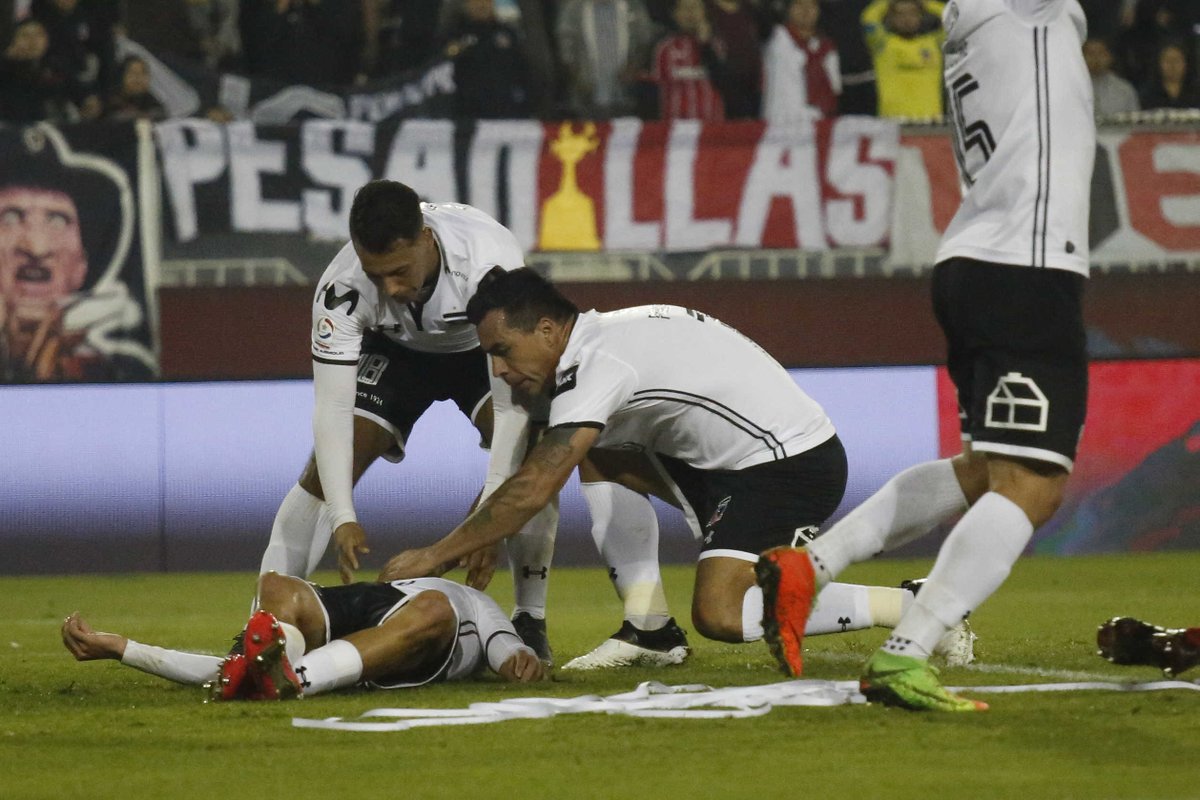 adnradiochile's tweet photo. FOTOS | Gabriel Suazo fue retirado en ambulancia tras fuerte golpe durante partido de Colo Colo https://t.co/8NYbMWwmv1 #ADNFecha10 https://t.co/nrW12O6voy