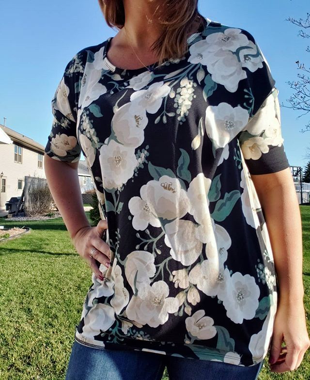 lularoeerinasch's tweet photo. Florals got me going crazy over here! ❤🔥 .
.
.
#lularoe #lularoeirma #tunic #floral #springstyle #lularoeteacher #teacherstyle #itstheweekend #lularoeaddict #erinaschslularoeonlineshop #newinventory#trendy https://t.co/szvQjPYLnU