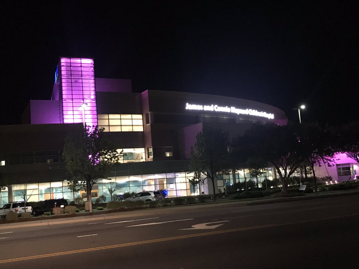JoshChapinNews's tweet photo. .@Vidant_Health lit up in the favorite color of #PaigeMerical. This as her family spoke tonight about their daughter and the impact her organ donation will have on others. #ABC11 @WakeForest_NC https://t.co/uwxA8UkZYz