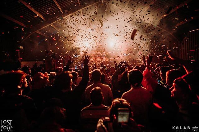 lostcovefest's tweet photo. We won't let the weather get us down, @24hrgaragegirls &amp; @shosh_ukg KILLING IT right now!! .
.
.
.
.
@tenbybrewingco @tidalrum @canngo.official #lostcovesurffestival #surf #festival #24hrgaragegirls #musicfestival #welshcoast #dnb #livemusic #lineup #dub… https://t.co/o61SmlLkU0 https://t.co/eVTGWBVwKM