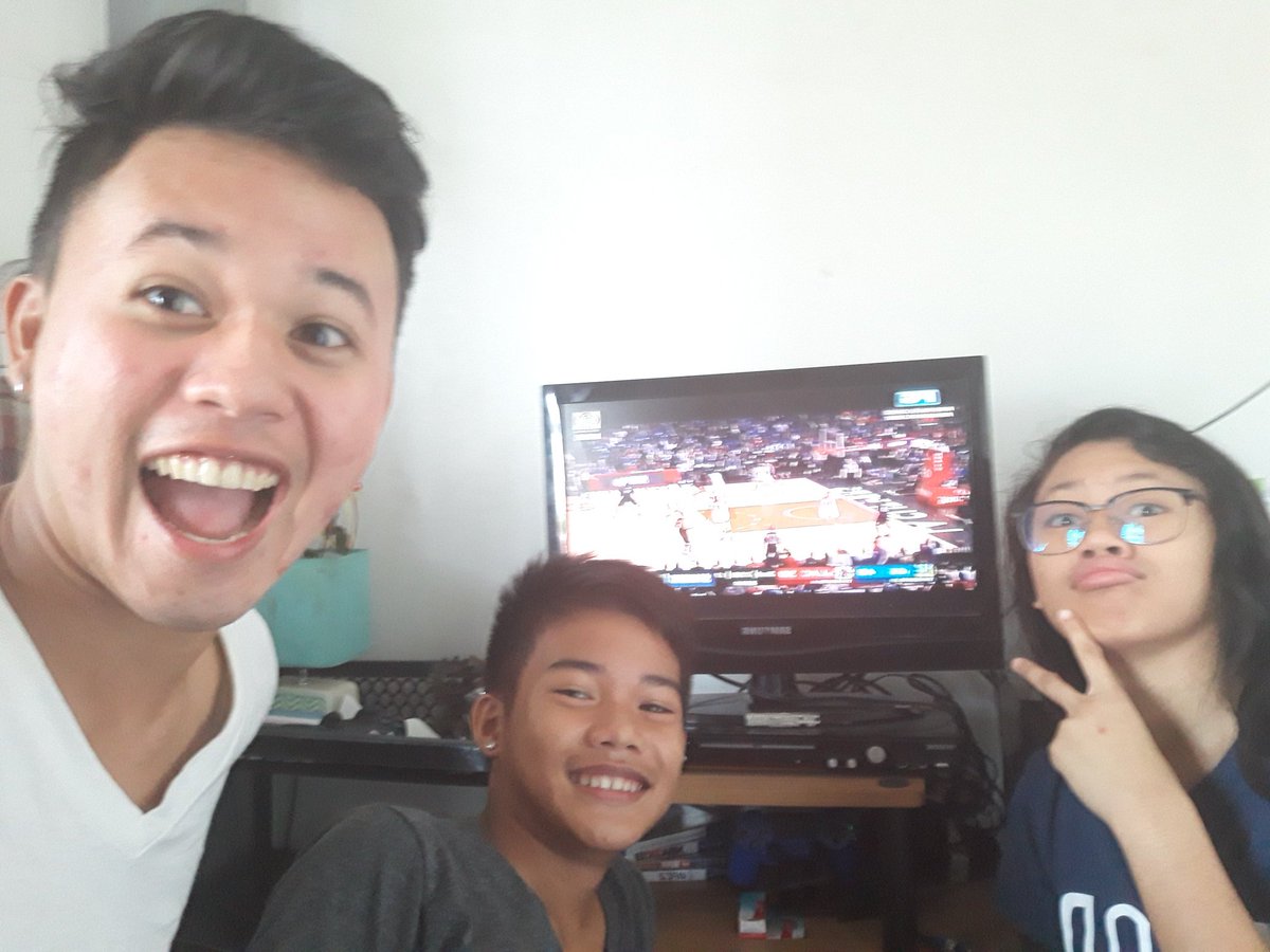 SarenWalter's tweet photo. Go GSW!!! watching #nbasabados with my sister and my nephew https://t.co/hjw3etqRTs