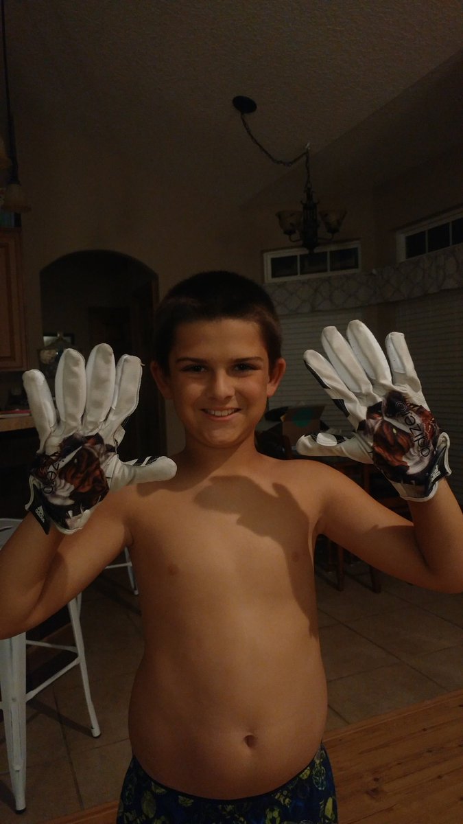 Boo7078's tweet image. Colby said he needed to bring out the gloves @trystenhill9 gave him after a Suwannee bulldog game!
