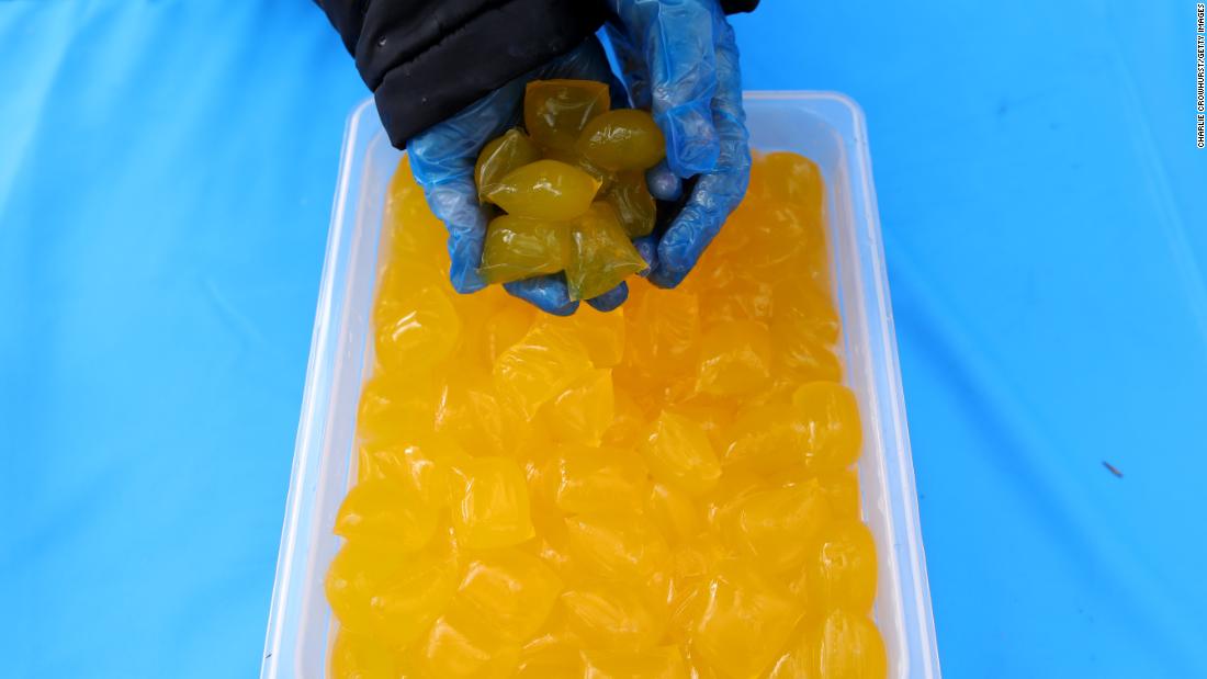 cnni's tweet photo. Seaweed pouches will replace thousands of plastic bottles at the London marathon.

The edible pods biodegrade within six weeks if they're not eaten — a far cry from the 450 or more years it takes a plastic bottle to decompose. https://t.co/WgQLzVI8fs https://t.co/yg0WyCYASx