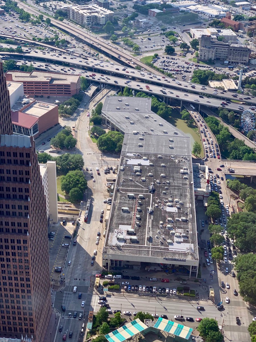 christofspieler's tweet photo. Challenge:
(1) Find the light rail train.
(2) Explain why giving the train its own lane would take too much space away from cars. https://t.co/qhV14RQAk9