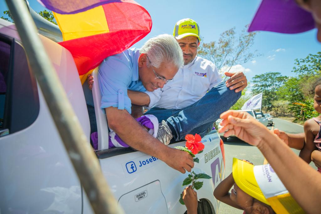 BlandonJose's tweet photo. Ayer, una niña llamada Zuleika, en mi provincia, Herrera, me estaba esperando para regalarme una flor de papo. Esos son los pequeños gestos de cariño y esperanza que reafirman mi compromiso por un #CambioProfundo. ¡Un mejor país es posible, más justo para niñas como ella! https://t.co/B9K56f8Gl7