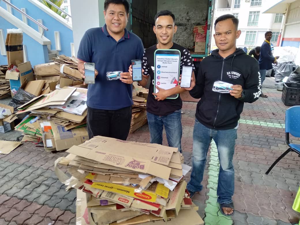 AriffNizam's tweet photo. Hujung minggu ni Krew 3R Troopers bersama warga penduduk Rumah Iskandar Malaysia mengelolakan Aktiviti Kitar Semula.

Komuniti di sekitar Johor yang berminat boleh FOLLOW @swmenvironment untuk dapatkan maklumat lanjut. 

Bersama kita budayakan amalan kitar semula. #asingkan https://t.co/SYtJTuArQw