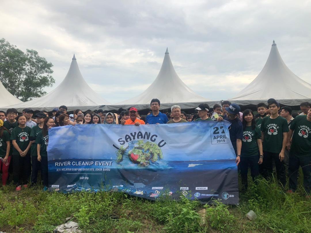 AriffNizam's tweet photo. Sementara itu, warga Operasi dan Krew 3R Troopers dari @swmenvironment menyertai Program Pembersihan Sungai bersama ADUN Stulang, Sdr. @chenkaheng di Kg. Bakar Batu, Johor Bahru.

Bersama kita menjaga alam sekitar dan budayakan amalan kitar semula. https://t.co/uZ14Wjue6D