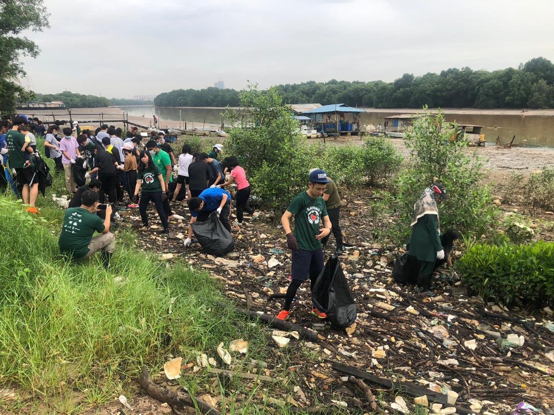 AriffNizam's tweet photo. Sementara itu, warga Operasi dan Krew 3R Troopers dari @swmenvironment menyertai Program Pembersihan Sungai bersama ADUN Stulang, Sdr. @chenkaheng di Kg. Bakar Batu, Johor Bahru.

Bersama kita menjaga alam sekitar dan budayakan amalan kitar semula. https://t.co/uZ14Wjue6D