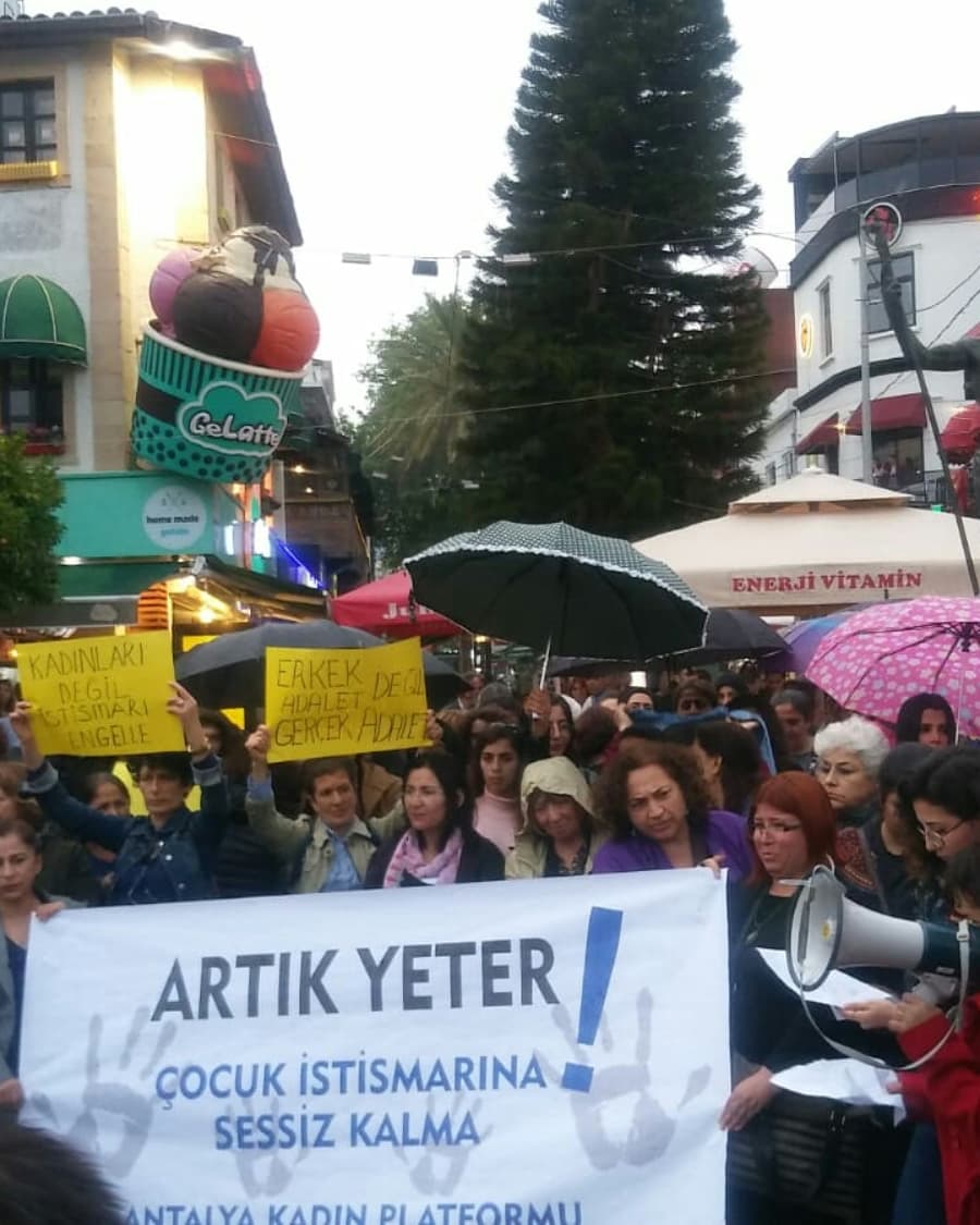 KampusCadi's tweet photo. Dün Antalya Kadın Platformu olarak 
Çocuk İstismarına , tacize , tecavüze karşı ses olmak için basın açıklaması  yaptık . Bir çocuk, bir kadın daha eksilmeyelim! 
#cocukistismarinasessizkalma
ÇOCUK İSTİSMARI POLİTİKTİR ! https://t.co/j1iYPBvCpU