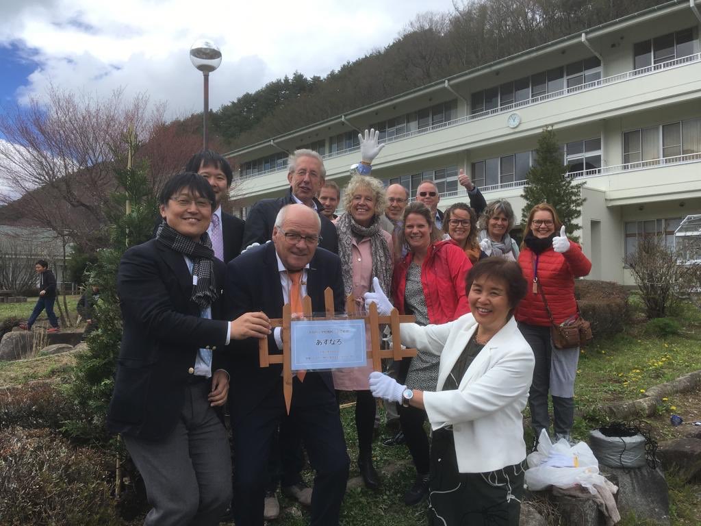 Stamgroepleiders opgeleid in Nederland openen samen met het JAS de eerste jenaplanschool in Japan! #jenaplan #japan #vieren #lintje #trots