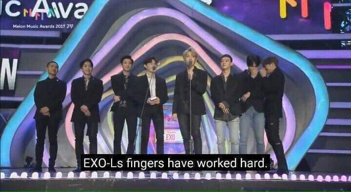 EXOVotingTeam's tweet photo. Another day, another battle..
lets work hard now, together ✊❤️

2000RT 500 reply
1. Comment
2. RT this tweet 
3. RT ALL COMMENT BELOW
1 RT = 1Vote

#BBMAsTopSocial EXO @weareoneEXO -nyop https://t.co/WpPJOSbNQe