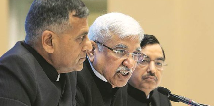 shuvankr's tweet image. Pehle Railways Coolie aisa coat pahen ke 
Bilkul aisa hi dikhte the .. 
(Mehnati aur imaandar hote the wo log) 
..
Aab #ElectionCommissioner ko same dress diya gaya 
(Lekin beimaan hai ye log)
..
#ModiJacket wearing @ECISVEEP Commissioners 
Rest you all are smart enough