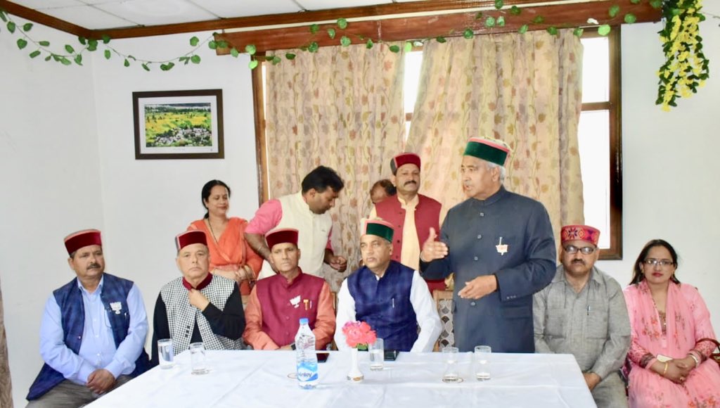 jairamthakurbjp's tweet photo. पूर्व कैबिनेट मंत्री श्री सिंघी राम जी आज अपने सैंकड़ों समर्थकों सहित भाजपा में शामिल हुए।
पार्टी में शामिल होने पर आप सभी का हार्दिक स्वागत-अभिनंदन।
आशा करता हूं कि आप पार्टी व प्रदेशहित के कार्यों में एकजुटता के साथ महत्वपूर्ण भूमिका निभाएंगे।
#मिशनलोकसभा2019
#अबकीबारफिर4की4 https://t.co/1QDxWHgHaU