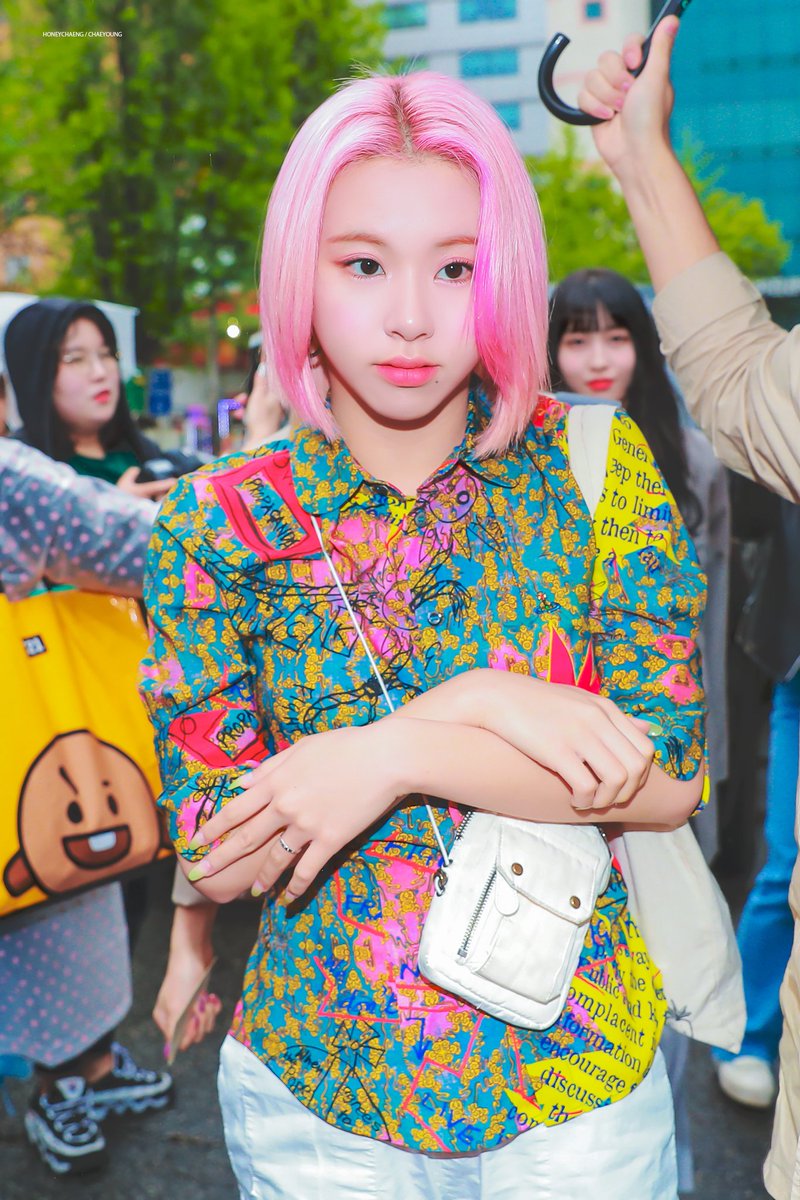 Twice_pic9's tweet photo. #트와이스 #TWICE #채영 #chaeyoung
190426 https://t.co/ElTPSv6apL