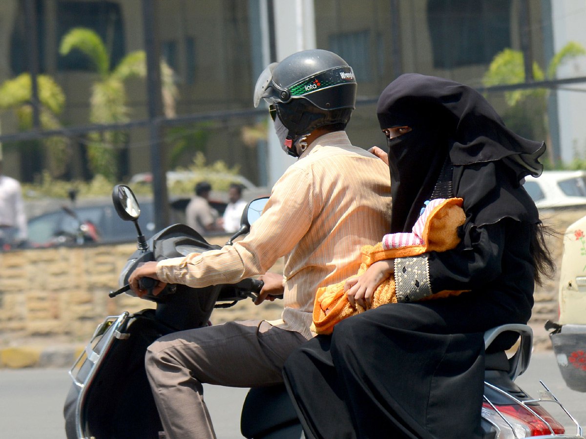 SakshiNews's tweet photo. రాష్ట్రంలో మండుతున్న ఎండలు : https://t.co/Ymaz5DLmSt #summer #Hyderabad #verydanger https://t.co/ZLSMSvngei