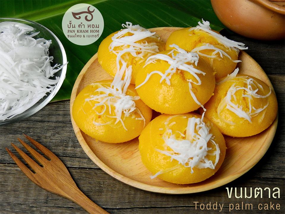 FactoryPkh's tweet photo. ✨“ขนมตาล” (Toddy palm cake) 
ขนมพื้นบ้านรสหวานมัน😋 เมนู ขนมไทย สีเหลืองน่ารับประทาน หอมนุ่มถูกปาก กลิ่นหอมจากเนื้อตาลลอยมาเลยค่ะ มีส่วนผสมของเนื้อตาล และกะทิ🥥โรยตกแต่งหน้าขนมตาล ด้วยมะพร้าวทึนทึกขูดฝอย🥥 หอม ชวนน่าทานค่ะ 
#ขนมไทย
#ขนมตาล
#Toddypalmcake
#ของหวาน https://t.co/mf8RDD8T5y