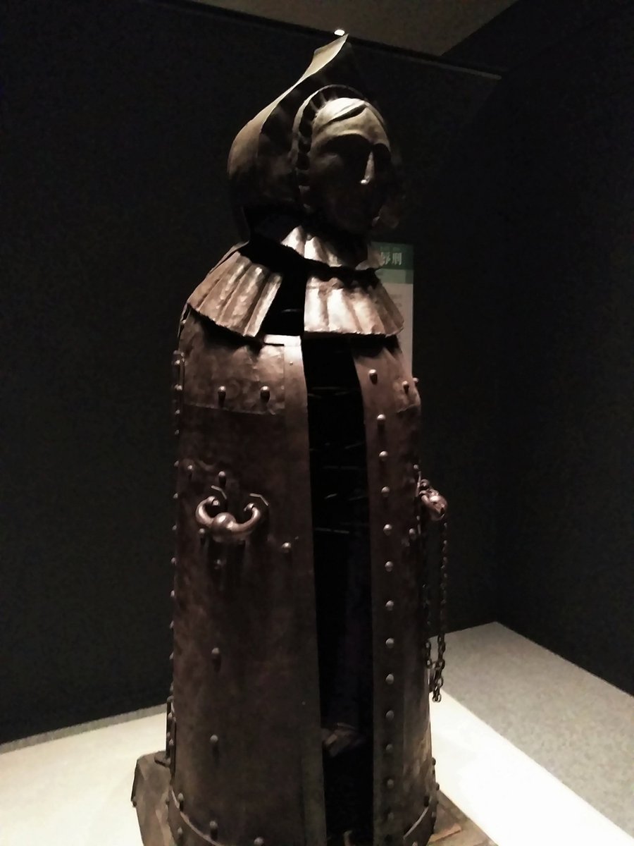 fukagawanatsumi's tweet image. 拷問と言えば、去年初めて明大博物館を見学したが（撮影は自撮り棒を使わなければ可）犯罪者を処罰するためとはいえ、わざわざ奇天烈な道具を考案する人の方がちょっとどうかしてるんじゃないのって感じで興味深った。人間の思考回路と営みの奥深さ。

#ギロチン #鋼鉄の処女
meiji.ac.jp/museum/crimina…