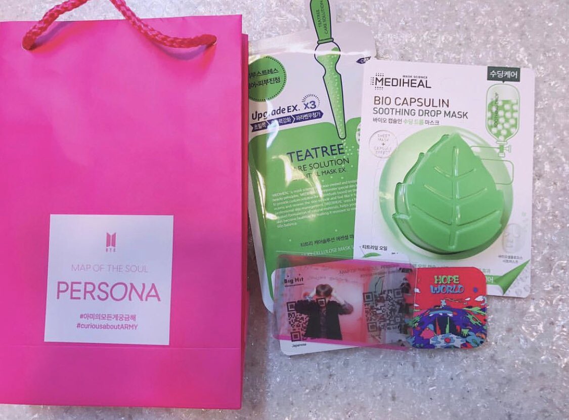 ourkpopmerch's tweet photo. BTS JHOPE GIFT SET

What you will get:⁣
1. OFFICIAL ORIGINAL TEATREE CARE SOLUTION MASK
2. JHOPE’s TRANSPARENT PHOTOCARD ⁣⁣
3. MAP OF THE SOUL PERSONA PAPER BAG⁣
4. #HOPEWORLD PIN
5. OFFICIAL ORIGINAL #BT21 MANG FACE MASK
⁣
PRICE: Rp 100.000 INCLUDE ALL https://t.co/5Ld0bjC20E