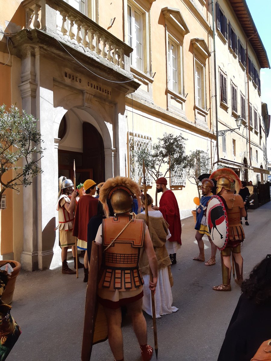 #Live da #Tyrrheniká: il corteo #etrusco #reenactment arriva al Museo #Guarnacci