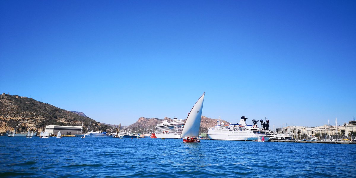 Un sábado más disfrutando del Puerto de #Cartagena con #actividadesnauticas⛵🛶.

#vela #kayak #remo #VelaLatina #Velaligera