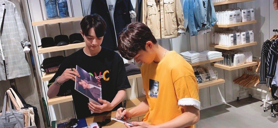 cubeunited's tweet photo. [📸] 190427 @ #TBJ 팬사인회

봄바람이 살랑이던 오늘!🌸 관린이와 선호의 TBJ 팬사인회 현장 비하인드 컷✌️
모두 반가웠어요!💚💛 남은 주말도 봄처럼 따뜻하게 마무리해요☺️

#라이관린 #LAI_KUANLIN
#유선호 #YOO_SEONHO https://t.co/zU78j4dEyg