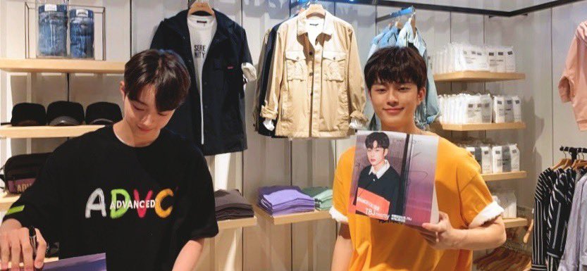 cubeunited's tweet photo. [📸] 190427 @ #TBJ 팬사인회

봄바람이 살랑이던 오늘!🌸 관린이와 선호의 TBJ 팬사인회 현장 비하인드 컷✌️
모두 반가웠어요!💚💛 남은 주말도 봄처럼 따뜻하게 마무리해요☺️

#라이관린 #LAI_KUANLIN
#유선호 #YOO_SEONHO https://t.co/zU78j4dEyg