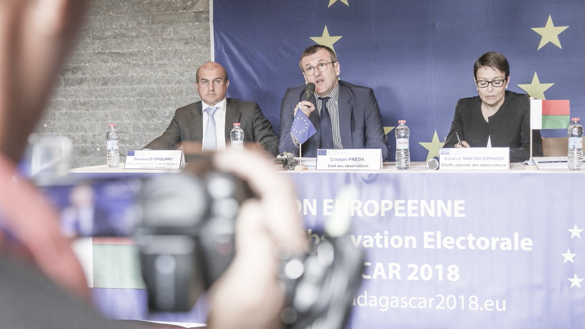moeuemada18's tweet photo. Dans son rapport final, la @moeuemada18 recommande des modifications pour améliorer le cadre électoral. Voici les principales (1/7):

1. La mise en œuvre de l’institutionnalisation du statut de l’opposition au sein de l’Assemblée nationale.

#MOEUEMada18 @CDPreda @eu_eeas https://t.co/mx7zWTln6F