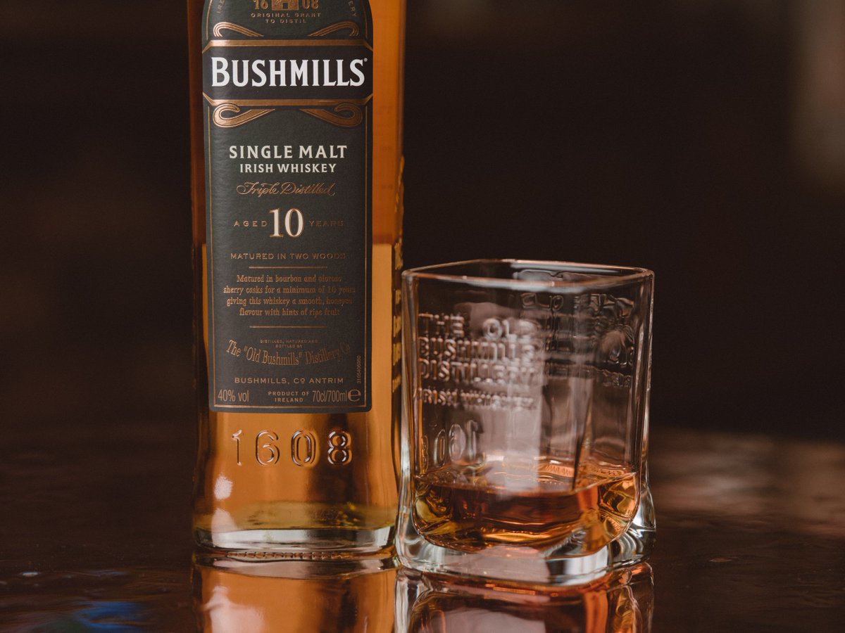 Виски 2 стакана. Бушмилс Бурбон. Bushmills виски 2 стакана. Bushmills 10. Bushmills Single Malt Irish Whiskey.