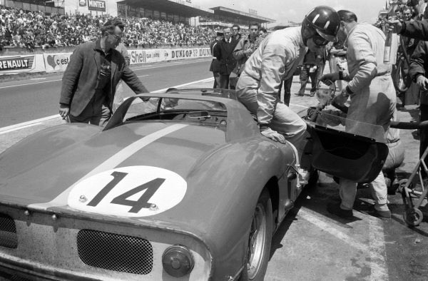 bourdyot_'s tweet photo. Jo Bonnier / Graham Hill, Maranello Concessionaires, #Ferrari #330P, 2nd position, in the pits. Le Mans 1964 https://t.co/5liHmC9oqT