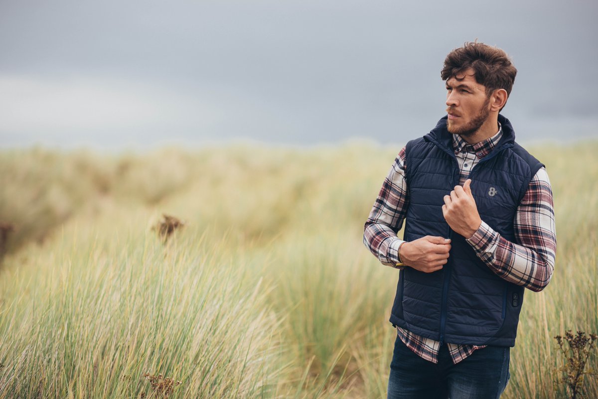 The weekends here! Zip up your revolutionary heated gilet and let the adventures begin 🙌🏼🔥 
.
.
.
#8kflexwarm #heatedjacket #hoodie #womensstyle #mensfashion #style #trend #fashion #outdoors #model #fashionpost #beach #outdoors #getoutside #nature #explore #explorer
