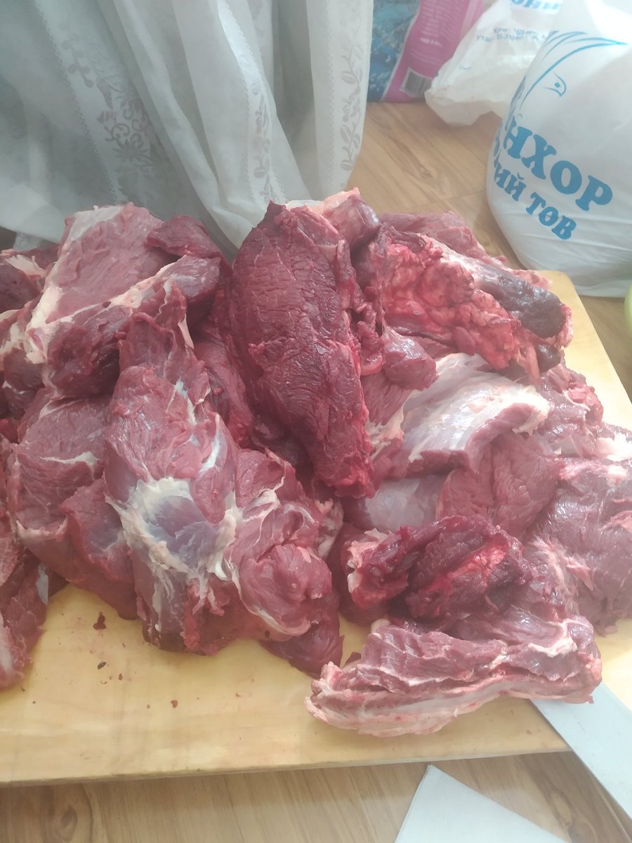 Хүчит шонхороор орж мах авлаа. Жил бүр бодогдох юм- Худалдагчийн тоо нь мах авах хүнийхээ тооноос их байх мөртлөө махныхаа чулуу шороо үсийг түүгээд зогсож байгаа нэг ч худалдагч алга. Тэд нар нэгдээд зүтгэвэл илүү цэвэрхэн, илүү хямдхан үйлчилж болмоор санагдаад л явдагаа хэлье.