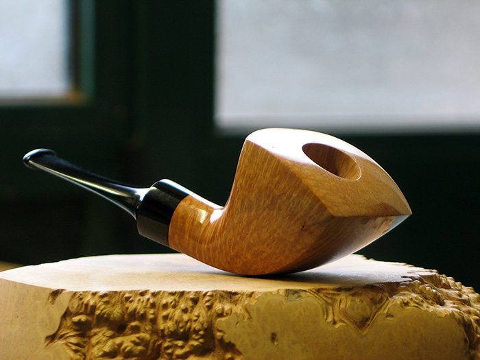 My "first" #tobaccopipe. Entirely #handmade by me.
Italian #briar: Manno Briar. #Ebonite mouthpiece: Schönberger Ebonite Manufaktur GmbH
No color, no oil, only carnauba wax.
#briarpipes #smokingpipes #artisanpipes #freehand #pipemaker #pipecollectors