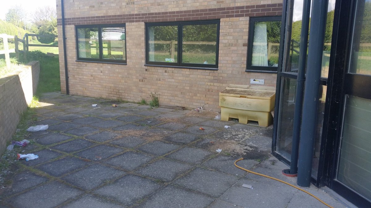 pauljonesking's tweet photo. @TheMontyDon @GWandShows @BBCRadio4 do you know any #gardeners in #northumberland #anlwick that’s could do something amazing with the entrance to the new @hospicecarenn #hospice we require a few #hospiceheroes to help @hospiceuk #gardeningtips #GardenersWorld https://t.co/vnBIQHbdVO