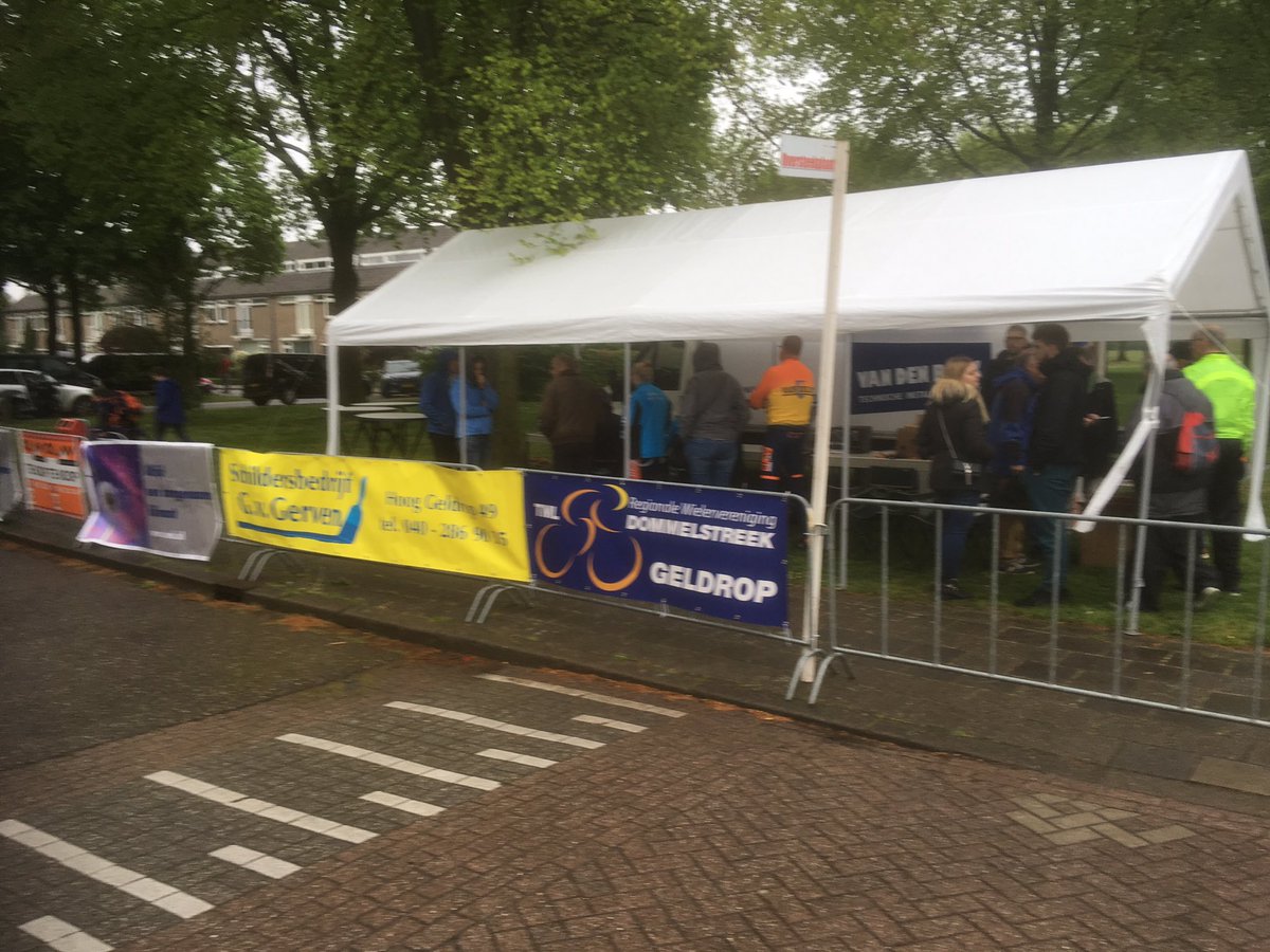 Een nog wat regenachtige inschrijving voor de handbikers, maar we hebben er zin in! <a href="/BrabantCycling/">Brabant Cycling Network</a> <a href="/KNWU/">KNWU</a> #rvg2019 #handbiken #wielrennen #amateurs #funklasse #junioren #laatdezonmaarkomen
