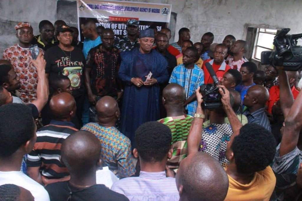 Skills Acquisition: Over 1,200 Constituents Sponsored by Emmanuel Ekon Receive Funding akwaibom.info/skills-acquisi…