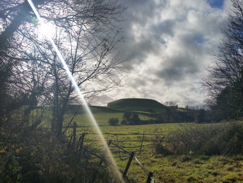 customirishtour's tweet photo. A side view of Newgrange burial tomb in Co Meath with an interesting sky above. Photo by Derek Smith Beautiful Meath tours. #tourwithderek #meathtourism #discoverireland #discoverboynevalley #failteireland #irelandsancienteast #loveireland #magicalireland #thecottages #Newgrange https://t.co/9vQW6rp4WJ